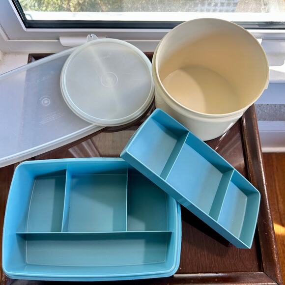 Vintage Tupperware Lot – Blue Divided Container & Beige Round Container - Picture 5 of 15